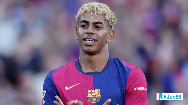 Lamine Yamal trong buổi tập cùng đội bóng Lamine Yamal trong buổi tập cùng đội bóng